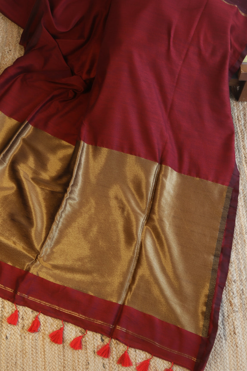 Cotton Handwoven Saree with with Zari Pallu and Tassels . Light weight easy to drape. Comfortable all day.