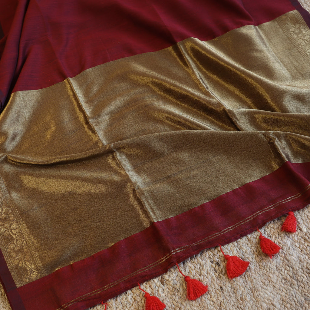 Cotton Handwoven Saree with with Zari Pallu and Tassels . Light weight easy to drape. Comfortable all day.