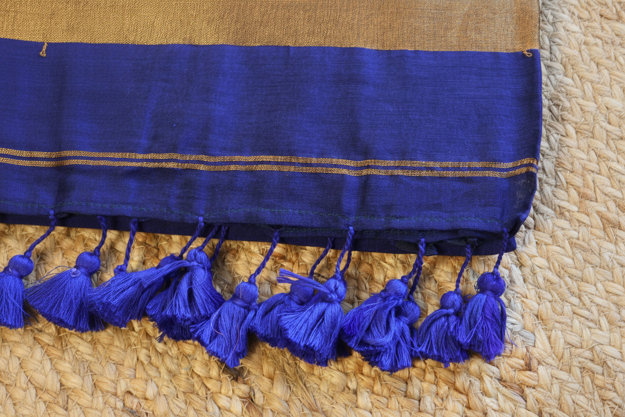 Cotton Handwoven Saree with with Zari Pallu and Tassels . Light weight easy to drape. Comfortable all day.