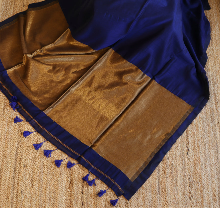 Cotton Handwoven Saree with with Zari Pallu and Tassels . Light weight easy to drape. Comfortable all day.