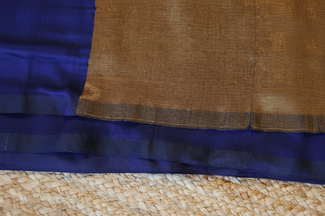 Cotton Handwoven Saree with with Zari Pallu and Tassels . Light weight easy to drape. Comfortable all day.