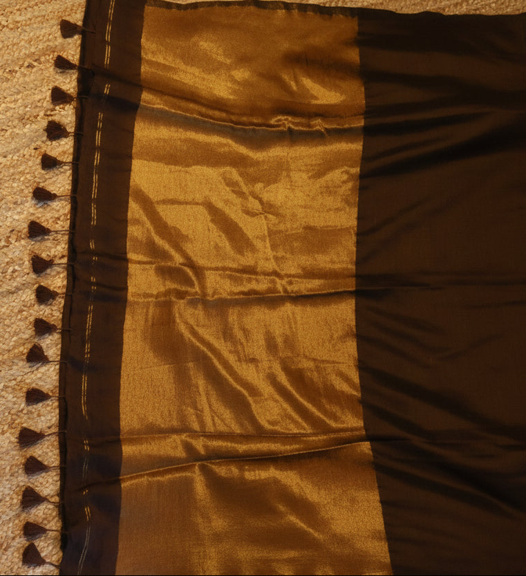 Cotton Handwoven Saree with with Zari Pallu and Tassels . Light weight easy to drape. Comfortable all day.