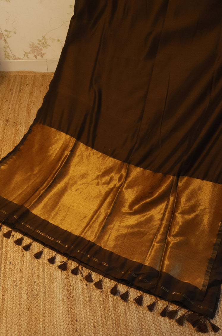 Cotton Handwoven Saree with with Zari Pallu and Tassels . Light weight easy to drape. Comfortable all day.
