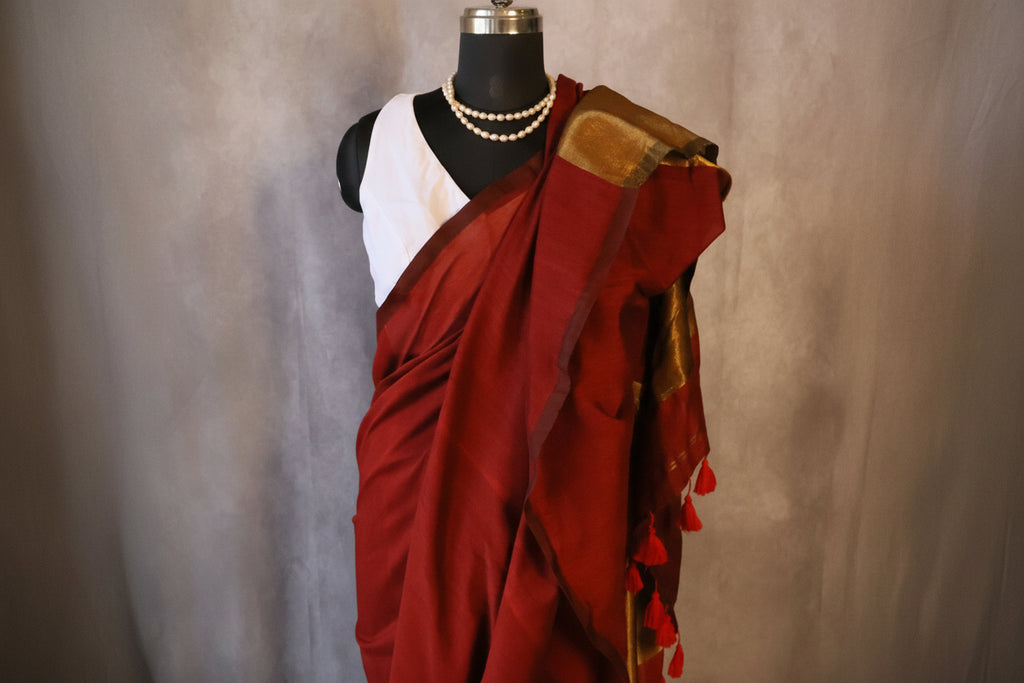 Cotton Handwoven Saree with with Zari Pallu and Tassels . Light weight easy to drape. Comfortable all day.