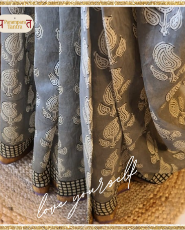 Gray Maheshwari Handloom Saree with White design and purple Silk Zari – 80% Silk, 20% Cotton (Cotton Silk) – Comes with Matching Blouse Piece