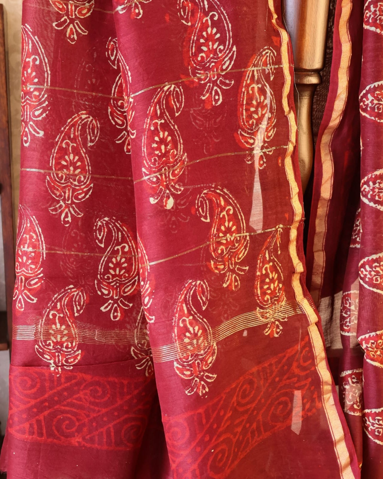 Chanderi Handloom Cotton Silk Saree – with blouse . Lightweight, easy to drape . Comfortable all day .