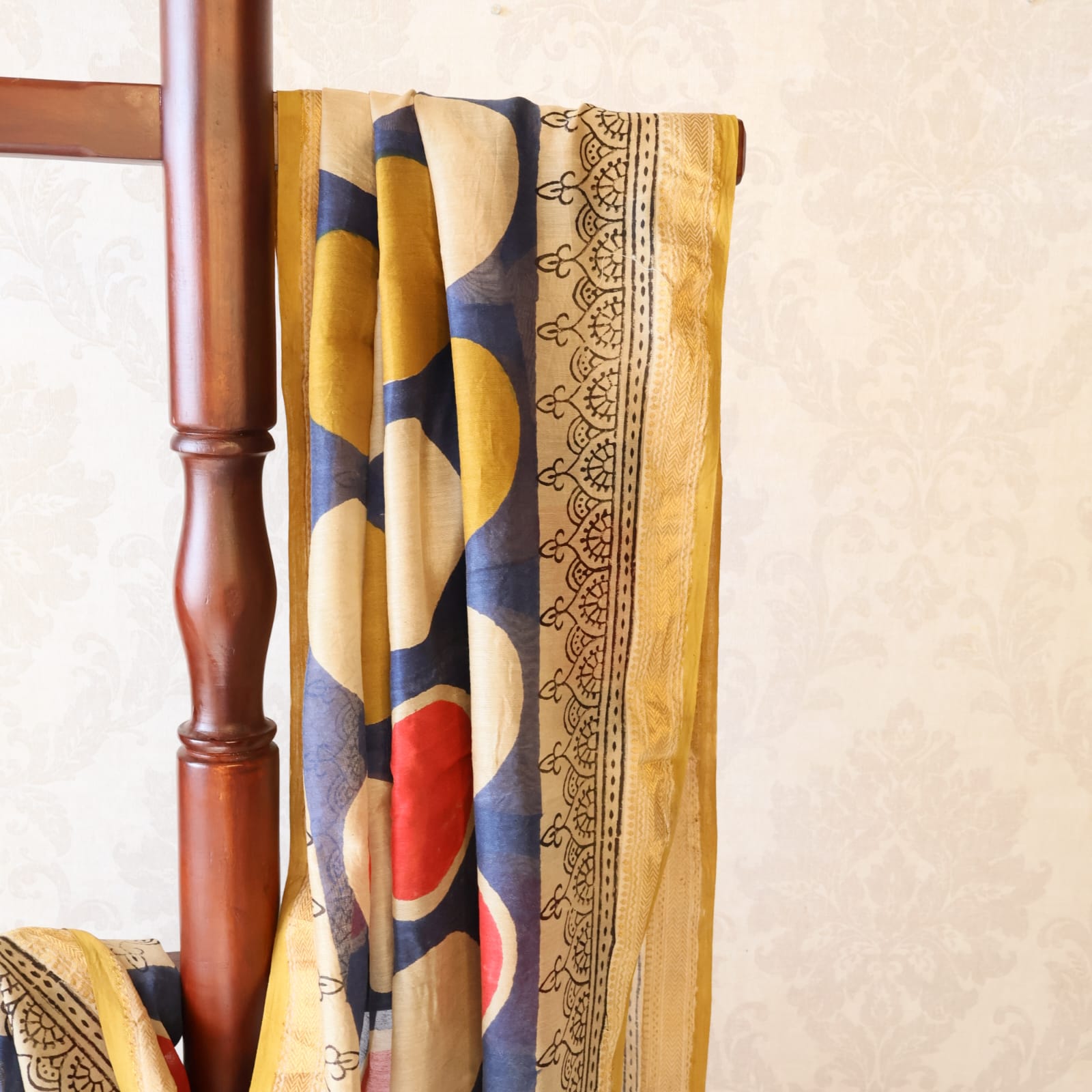 Maheshwari Handloom Silk Saree with blouse– 100% Pure Silk. Lightweight, easy to drape . Comfortable all day .