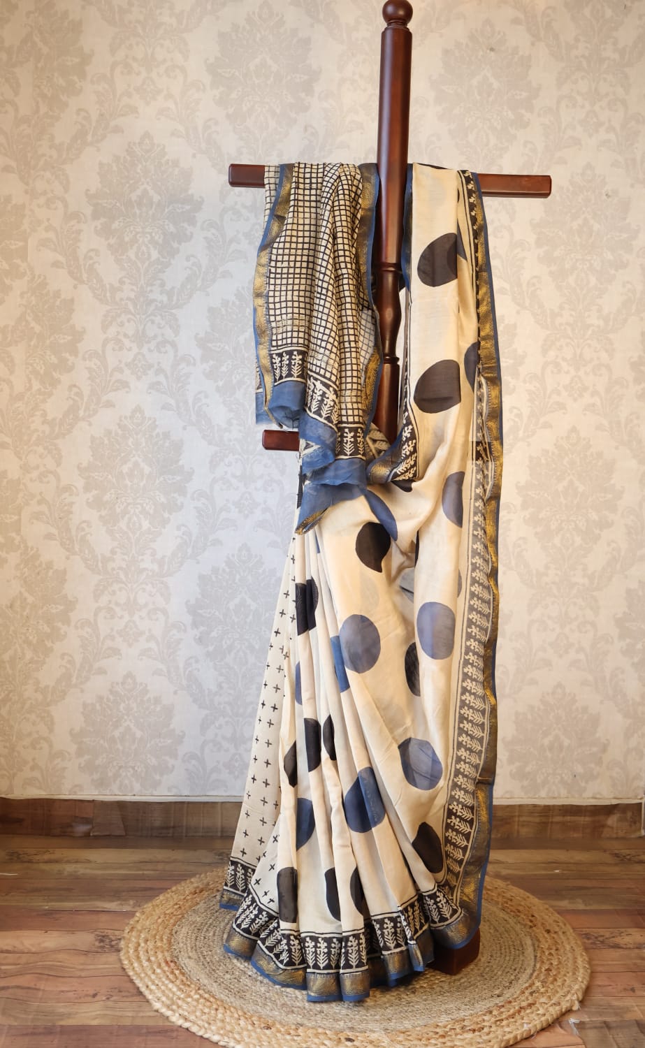 Maheshwari Handloom Silk Saree with blouse – 100% Pure Silk. Lightweight, easy to drape . Comfortable all day .