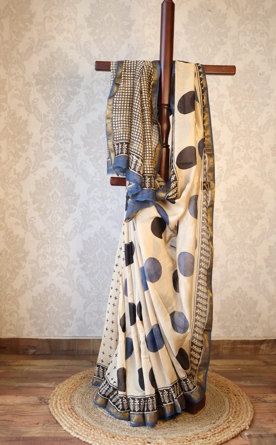 Maheshwari Handloom Silk Saree with blouse – 100% Pure Silk. Lightweight, easy to drape . Comfortable all day .