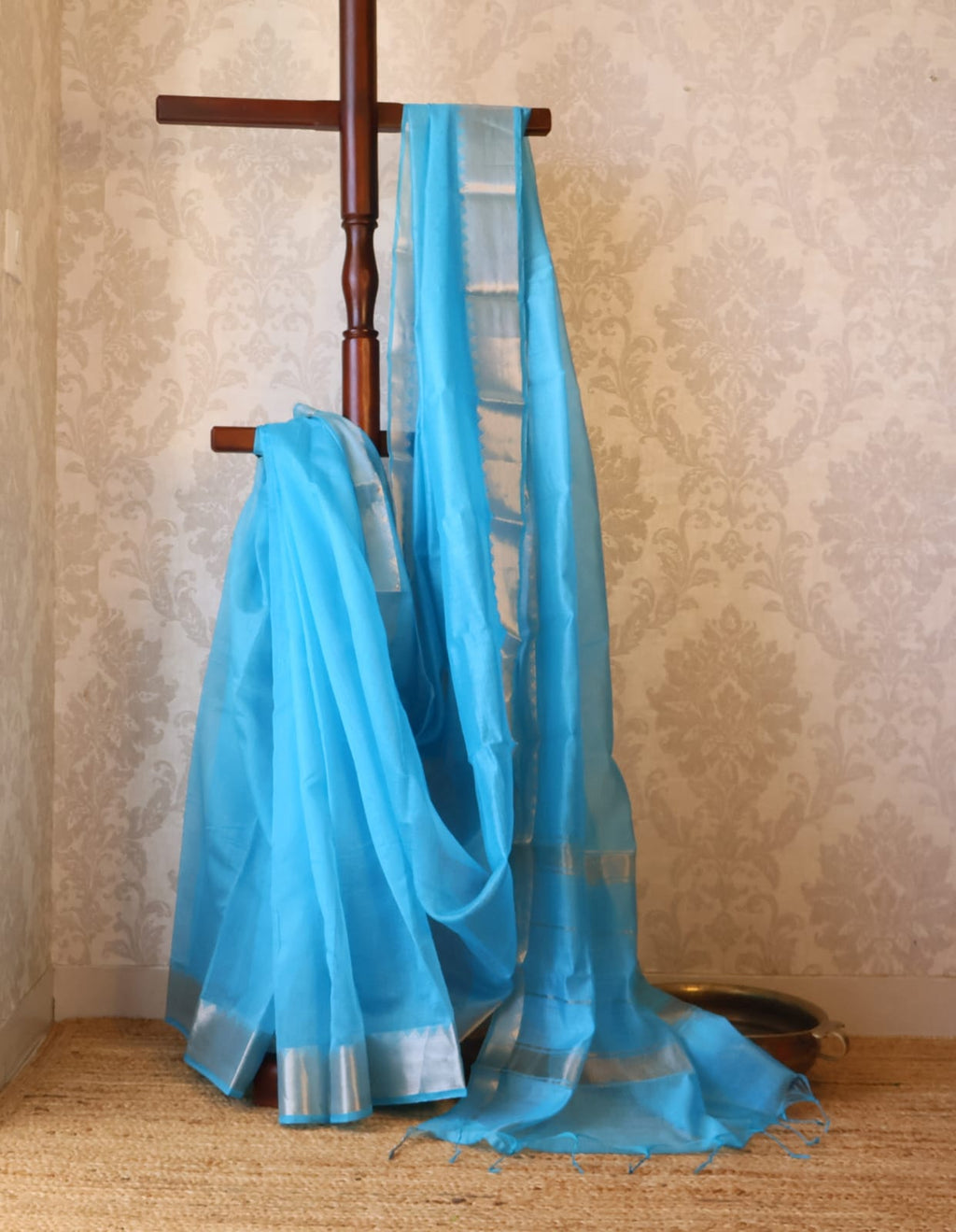 Soft Handloom Saree from Bengal with Zari with  blouse peace . Light weight easy to drape. Comfortable all day.