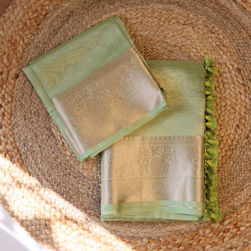 Banarasi Organza Saree with Zari with blouse: Easy to drape and comfortable to wear.