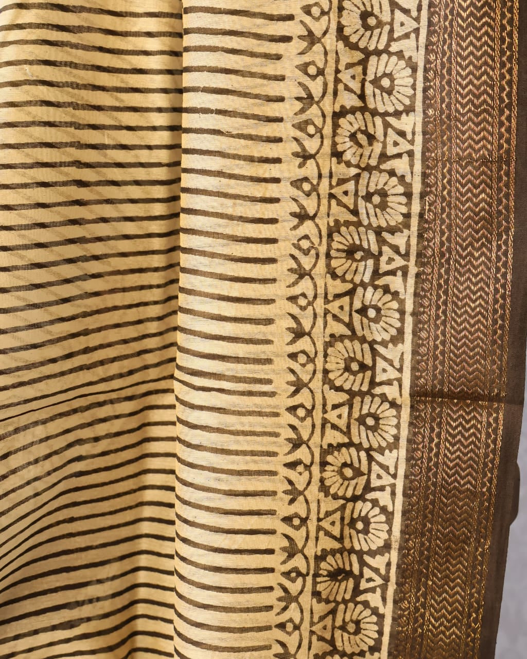 Magnificent off White/ Green/ Yellow  Maheshwari Handloom Saree with Silk Zari – 80% Silk, 20% Cotton (Cotton Silk) – Comes with Matching Blouse Piece.