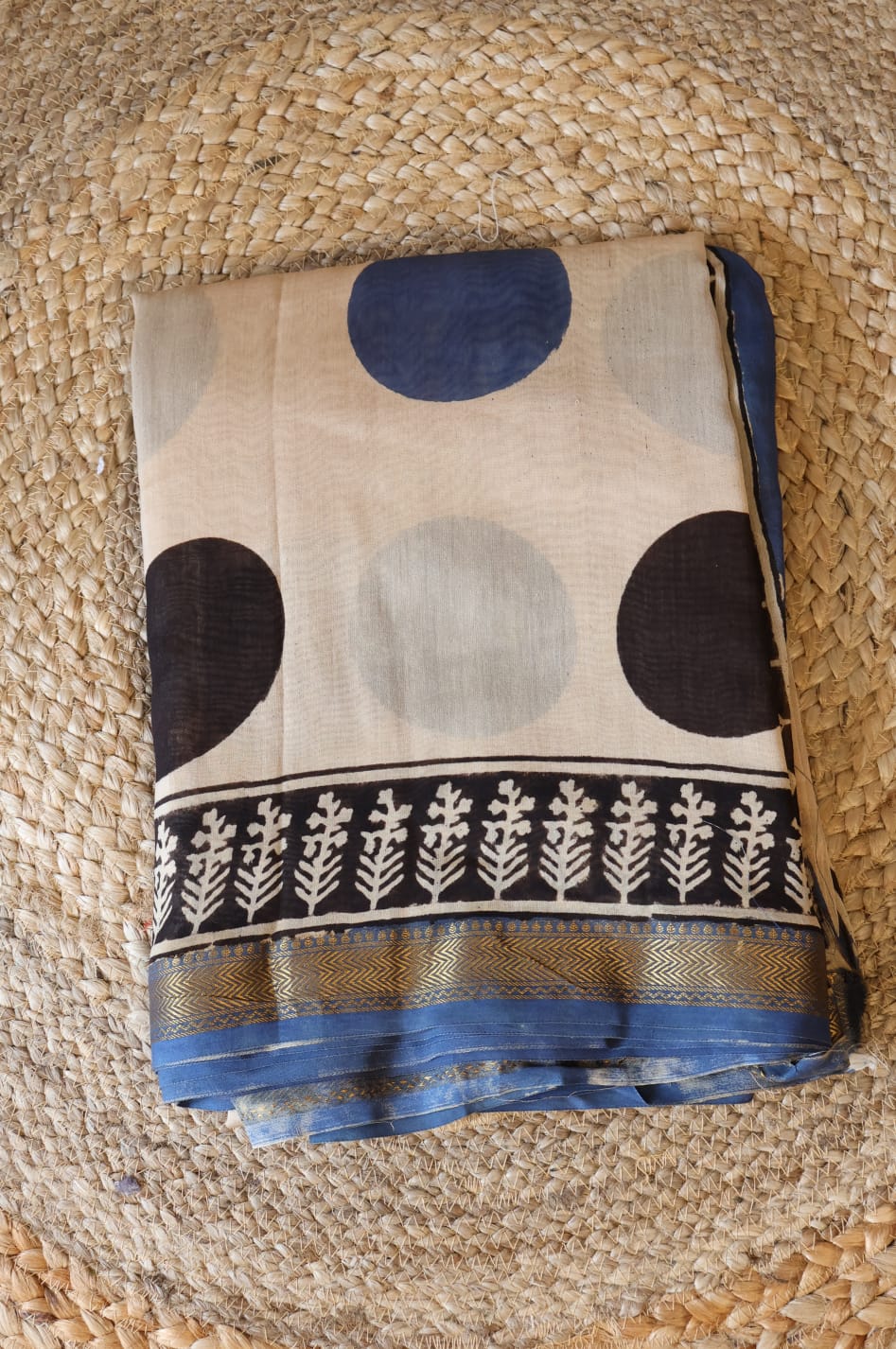 Maheshwari Handloom Silk Saree with blouse – 100% Pure Silk. Lightweight, easy to drape . Comfortable all day .